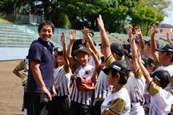 NobleAction 笑顔の小学生とRapsodo測定スタッフ